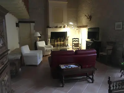 Salon du gîte avec télé et cheminée