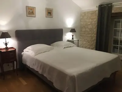 Photo d'une des chambres du gîte avec lit double'
