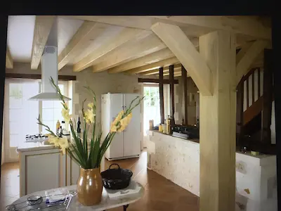 Photo de la cuisine du site avec des fleurs fraîches dans des vases